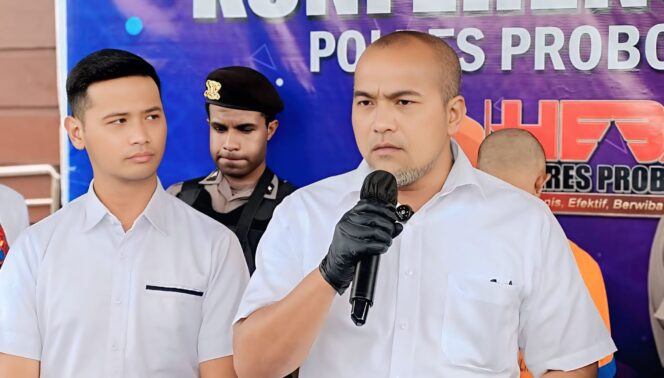 
					ULTIMATUM: Kasubdit 3 Jatanras Polda Jatim AKBP Jumhur (kanan) dan Kasatreskrim Polres Probolinggo AKP Putra Adi Fajar Winarsa. (foto: Ali Ya'lu).
