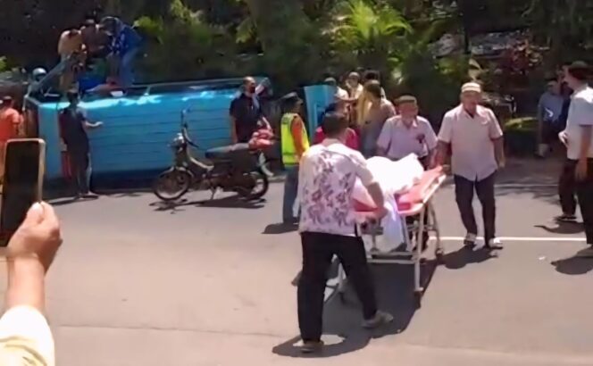 
					Tangkapan layar video usai ambulans yang membawa jenazah terguling di depan Masjid Roudhatul Muchlisin Jember. (foto: Tangkapan layar video warga)
