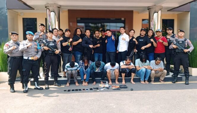 
					DITANGKAP: Polisi menangkap 7 orang yang diduga terlibat dalam pnculikan santri Pondok Pesantren Metal di Rejoso, Kabupaten Pasuruan. (foto: Moh. Rois).
