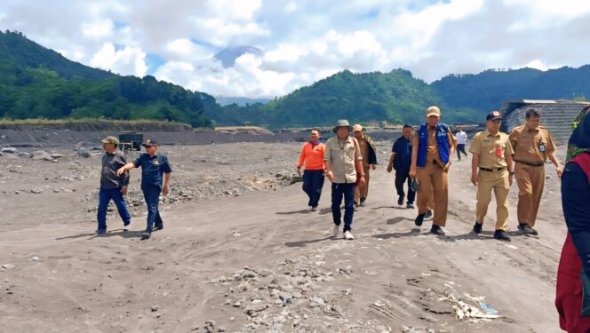 
					Komisi B DPRD Lumajang melakukan tinjauan langsung ke lokasi tanggul Kampung Renteng di Dusun Kebondeli Utara (Foto: Istimewa).