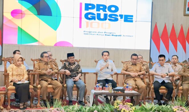 
					TEROBOSAN: Bupati Jember, Gus Fawait (pegang mic) dalam kegiatan Pro Gus e beberapa waktu lalu. (foto: dokumen).
