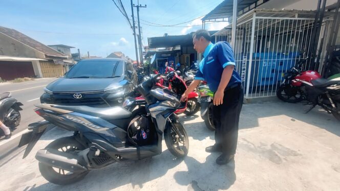 
					KEMALINGAN: Pemilik motor, Aris Wicaksono, saat menunjukkan lokasi motornya yang raib digondol maling. (foto: Hafiz Rozani).