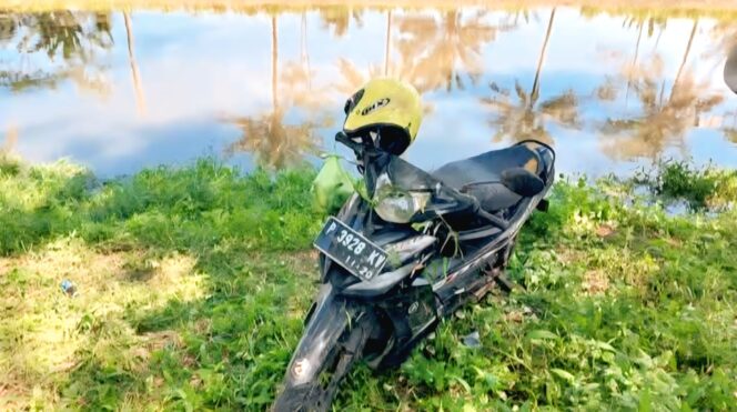 
					Sepeda motor korban ditemukan di tepi Sungai Bondoyudo. 