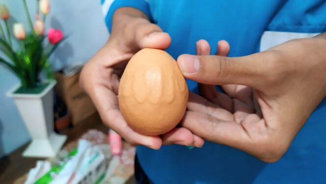 
					UNIK: Fenomena langka yang kagetkan warga Jember, ada temuan telur bertulisan lafaz Allah. (foto: M. Abd. Rozaq Mubarok).