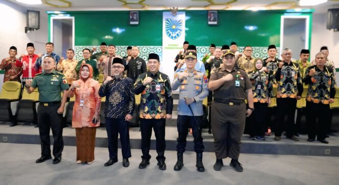 
					WAJAH BARU: Forkopimda bersama ketua FKUB Kota Probolinggo yang baru, Ahmad Hudri (tengah berjenggot). (foto: Hafiz Rozani).