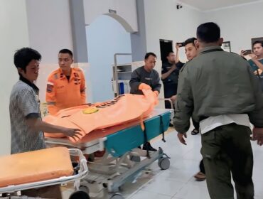 MENINGGAL: Jasad korban kecelakaan yang tercebur ke Sungai Bondoyudo, dibawa ke RSUD dr. Haryoto Lumajang. (foto: Asmadi).
