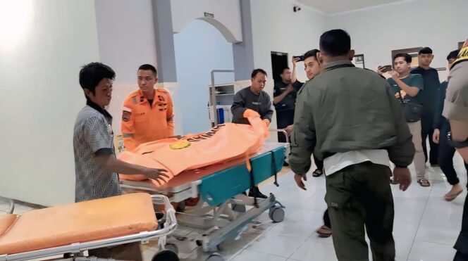 
					MENINGGAL: Jasad korban kecelakaan yang tercebur ke Sungai Bondoyudo, dibawa ke RSUD dr. Haryoto Lumajang. (foto: Asmadi).