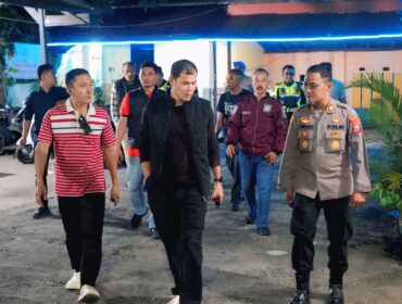 PATROLI: Kapolres Probolinggo Kota, AKBP Rico Yumasri (memakai rompi hitam) dan jajarannya saat  mengecek kesiapan patroli di tiap-tiap polsek. (Foto: istimewa)