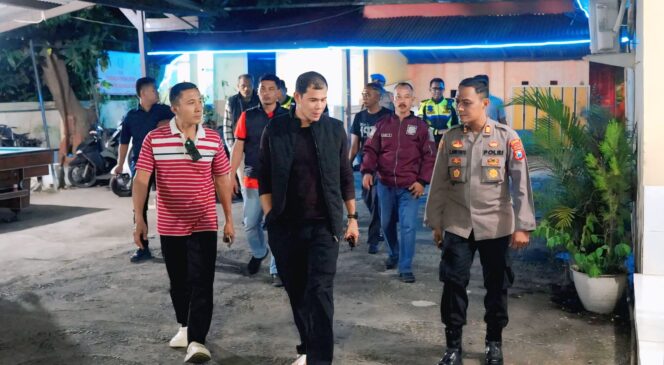 
					PATROLI: Kapolres Probolinggo Kota, AKBP Rico Yumasri (memakai rompi hitam) dan jajarannya saat  mengecek kesiapan patroli di tiap-tiap polsek. (Foto: istimewa)