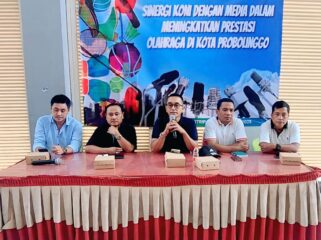 KONPERS: Ketua KONI Kota Probolinggo, Zulfikar Imawan (pegang mic) bersama pengurus KONI saat gelar konfrensi pers. (foto: Hafiz Rozani).
