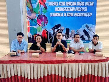 KONPERS: Ketua KONI Kota Probolinggo, Zulfikar Imawan (pegang mic) bersama pengurus KONI saat gelar konfrensi pers. (foto: Hafiz Rozani).
