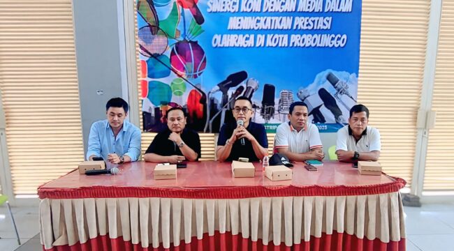 KONPERS: Ketua KONI Kota Probolinggo, Zulfikar Imawan (pegang mic) bersama pengurus KONI saat gelar konfrensi pers. (foto: Hafiz Rozani).

