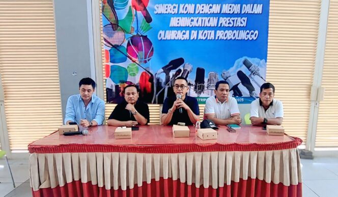 
					KONPERS: Ketua KONI Kota Probolinggo, Zulfikar Imawan (pegang mic) bersama pengurus KONI saat gelar konfrensi pers. (foto: Hafiz Rozani).

