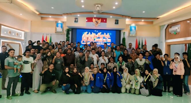 
					HARMONI: Para alumni PMII UNZAH Genggong Probolinggo foto bersama usai  menggelar halal bihalal. (foto: Ali Ya'lu).
