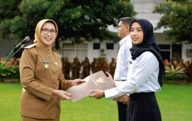 
					Bupati Lumajang, Indah Amperawati menyerahkan SK CPNS secara simbolis. (Foto: Asmadi).