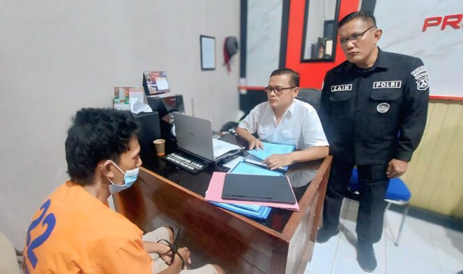 
					DITANGKAP: Pelaku pembobol toko waralaba, Ainul Yakin, saat dimintai keterangan di Polres Probolinggo Kota. (foto: Hafiz Rozani)