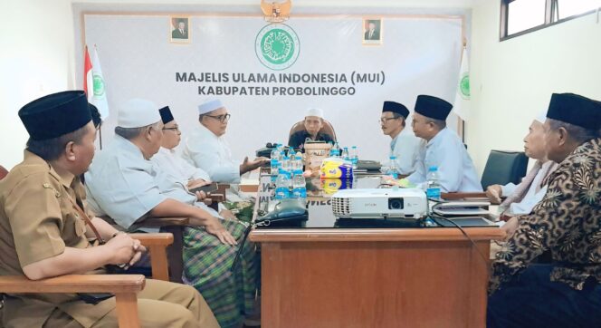 
					AUDIENSI: Forum Peduli Akhlaq dan Ketertiban Masyarakat Kabupaten Probolinggo saat audiensi dengan MUI setempat, Senin (28/4/25) siang. (foto: Ali Ya'lu).