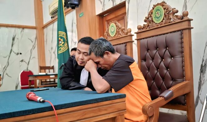 
					Terdakwa kasus kepemilikan ganja di lereng Gunung Semeru, Tomo, divonis bersalah oleh majelis hakim Pengadilan Negeri Lumajang.