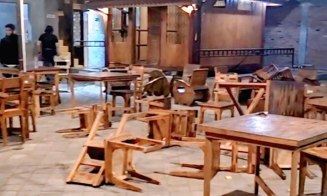 
					Tangkapan layar kondisi cafe di Kota Probolinggo, yang berantakan usai diserang kelompok pemuda. (foto: Hafiz Rozani).