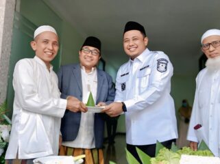 TERDAMPAK EFISIENSI: Wakil Ketua Umum MUI Kabupaten Probolinggo, KH Abdul Wasik Hannan, bersama Wakil Bupati Probolinggo Ra Fahmi saat tasyakkuran kantor MUI, beberapa waktu lalu. (foto: Istimewa).
