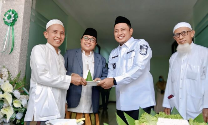 
					TERDAMPAK EFISIENSI: Wakil Ketua Umum MUI Kabupaten Probolinggo, KH Abdul Wasik Hannan, bersama Wakil Bupati Probolinggo Ra Fahmi saat tasyakkuran kantor MUI, beberapa waktu lalu. (foto: Istimewa).
