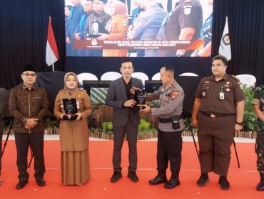 LAUNCHING: KPU Kota Probolinggo saat menyerahkan tanda ucapan terima kasih ke Forkopimda setempat. (foto: Hafiz Rozani).