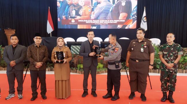 LAUNCHING: KPU Kota Probolinggo saat menyerahkan tanda ucapan terima kasih ke Forkopimda setempat. (foto: Hafiz Rozani).