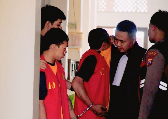 
					Tiga terdakwa sehabis menjalani persidangan di Pengadilan Negeri Lumajang (Foto: Istimewa).