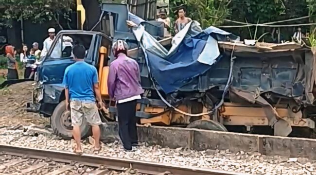 Tangkapan layar video londisi KA Ijen Ekspres dan dump truk setelah bertabrakan (foto : Video kiriman warga)