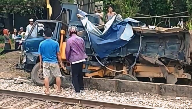 
					Tangkapan layar video londisi KA Ijen Ekspres dan dump truk setelah bertabrakan (foto : Video kiriman warga)