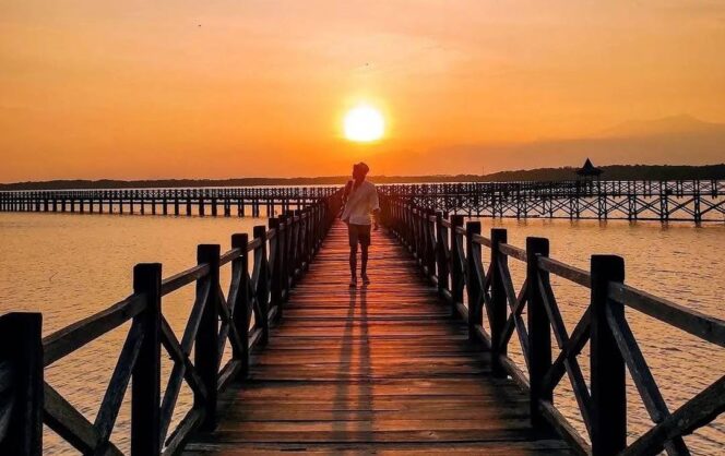 
					EKSOTIK: Keindahan sunset yang dapat dinikmati wisatan saat berkunjung ke The Bentar Beach. (foto: IG thebentarbeach).
