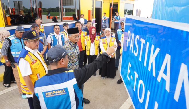 
					TINJAU: Menteri Pekerjaan Umum (PU), Dody Hanggodo (berbatik) saat meninjau Tol Probowangi Gerbang Kraksaan. (foto: Moh. Rochim).
