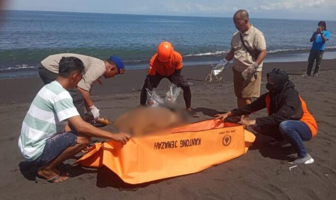 
					EVAKUASI: Proses evakuasi mayat lansia di Pantai Nyamplung Kobong, Desa Kepanjen, Kecamatan Gumukmas, Kabupaten Jember. (foto: istimewa) 