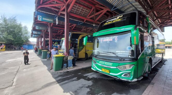 
					SEPI: Keramaian penumpang di Terminal Bayuangga Kota Probolinggo pada lebaran tahun ini berkurang dibandingkan tahun lalu. (foto: Hafiz Rozani).
