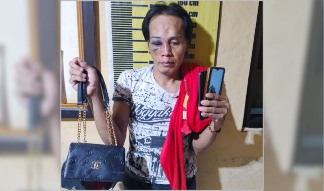 
					DIMASSA: Terduga maling tas di Pemandian Banyu Biru Pasuruan pasca tertangkap massa. (foto: Moh. Rois)
 