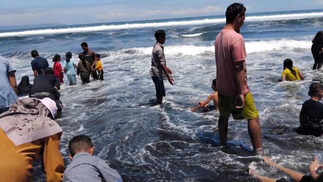 
					Ribuan Warga padati Pantai Mbah Drajid (Foto: Asmadi).