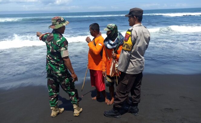 
					APES: Tim gabungan saat hendak mengevakuasi korban sapuan ombak di Pantai Paseban Jember. (foto: istimewa)
