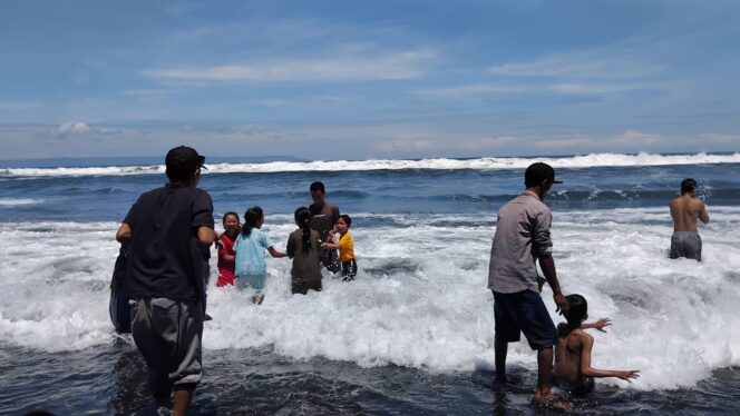 
					Pantai Mbah Drajid, yang banyak didatangi warga saat libur Lebaran. (Foto: Asmadi)