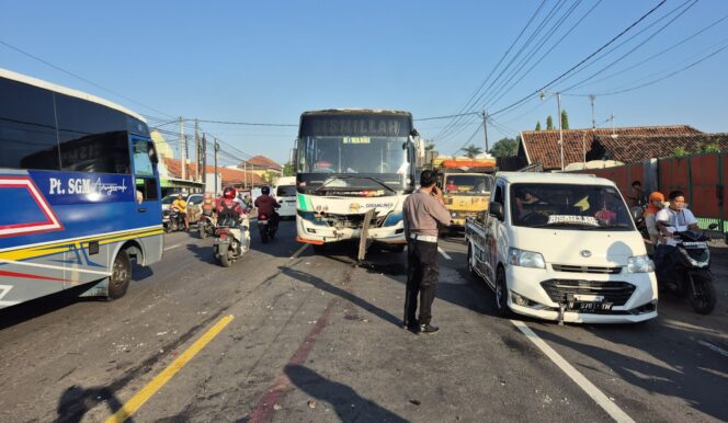 
					OLAH TKP: Anggota Satlantas Polres Probolinggo Kota gelar olah TKP di lokasi kecelakaan pemotor vs bus di jalur Pantura Bayeman. (Foto: Hafiz Rozani)
