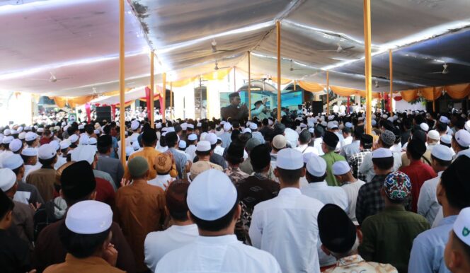 
					RAMAI: Keramaian jemaah di halaman Ponpes Zainul Hasan Genggong saat haul Kiai Hasan Sepuh yang ke-72. (foto: Kominfo PZH Genggong).