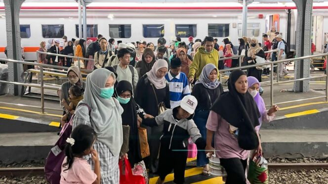 
					RAMAI: Suasana keramaian penumpang di stasiun Jember, Kamis, (10/4/25) siang. (Foto: Humas KAI Daop 9 Jember)
