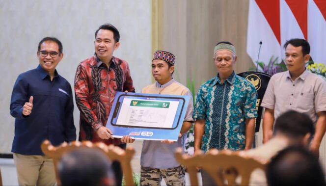 
					LAUNCHING: Prosesi launching program UHC Prioritas di Pendopo Wahyawibawagraha Kabupaten Jember, (Foto: Dok. Kominfo Jember).