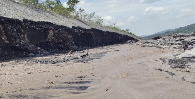 
					Tanggul penahan di DAS di Desa Sumberwuluh, Kecamatan Candipuro, Kabupaten Lumajang terkikis lahar.  (Foto: Istimewa).