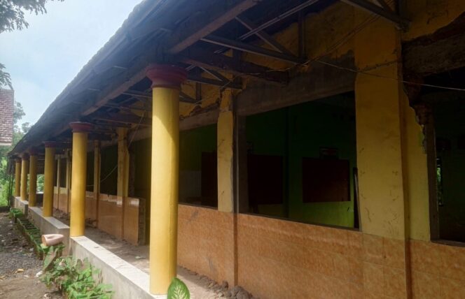 
					Kondisi salah satu sekolah di Kabupaten Pasuruan yang mengalami kerusakan.