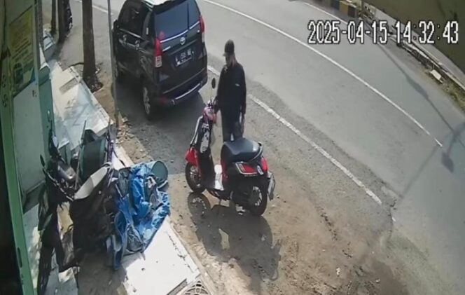
					NEKAD: Tangkapan layar video rekaman CCTV aksi curanmor di depan kantor JNT Cargo Kraksaan. (capturer: Ali Ya'lu).