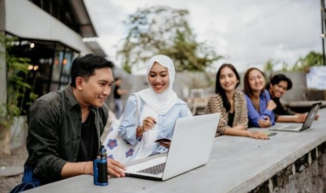 
					Ilustrasi sekelompok mahasiswa yang tengah belajar out-door. (foto: Freepik.com)