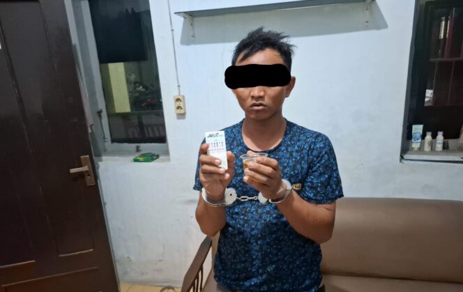 
					Tersangka MA saat diamankan polisi.