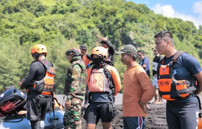 
					Tim gabungan saat mencari Candra. 