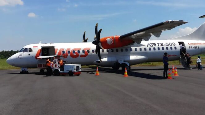 
					DIREVITALISASI: Penerbangan maskapai Wings Air di Bandara Notohadinegoro Jember. (Foto: Istimewa)
