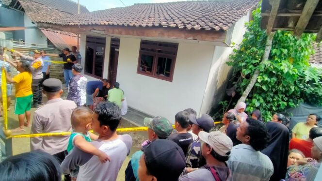 
					TKP: Rumah kontrakan nenek korban yang menjadi TKP pria di Desa Jenggawah, Kecamatan Jenggawah, Kabupaten Jember, mengakhiri hidupnya. (Foto: Polsek Jenggawah)